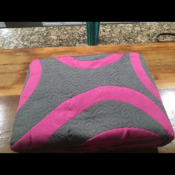 Bedspread Queen NWT